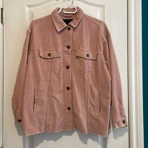 Veste à bouton rose en tissu de corduroy